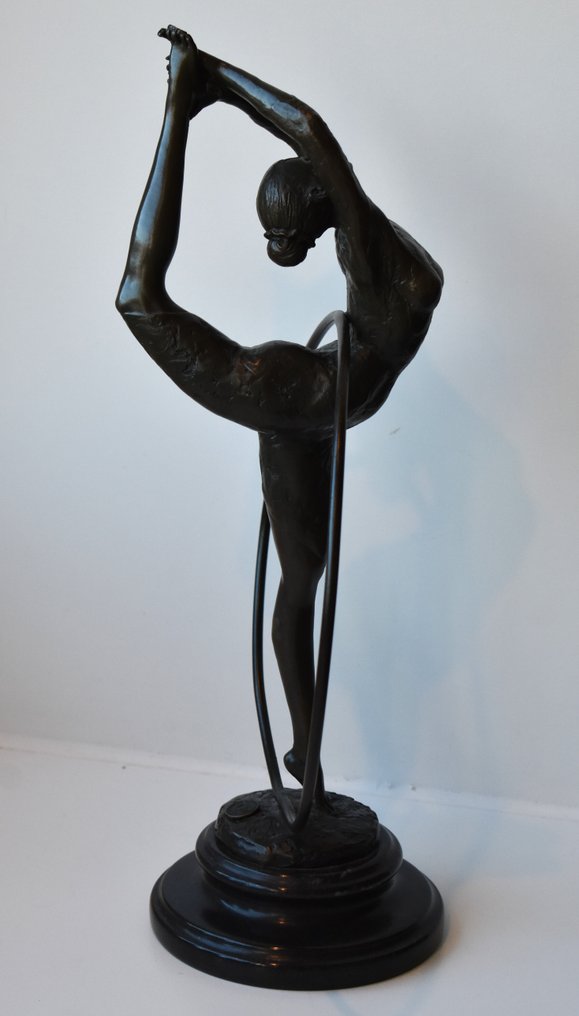 P. Collinet - Statuette, gracieuze ballerina met hoepel - 2675 g - 39 cm - Bronze #1.0