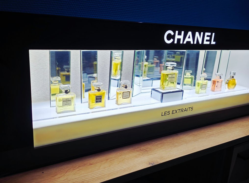 Chanel - 展示櫃 - 摘录 - 鋼, 亞克力, 镜子，电脑，电子元件, 玻璃 - 香奈儿香水橱窗 #1.0