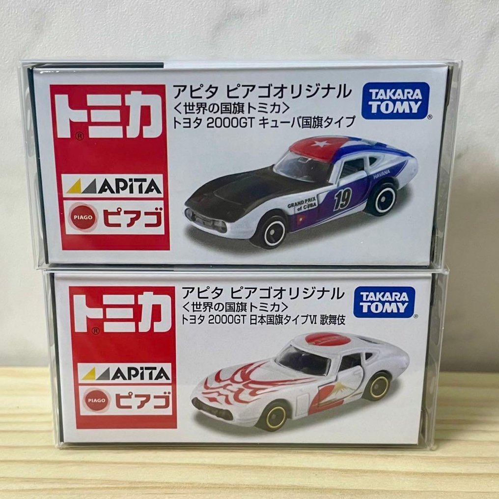 Tomica 1:60 - Modellauto (2) - Toyota 2000GT (Japan Flag Type VI / Cuba Flag Type) - Apita Piago Original – „Flaggen der Welt Tomica“ #1.0