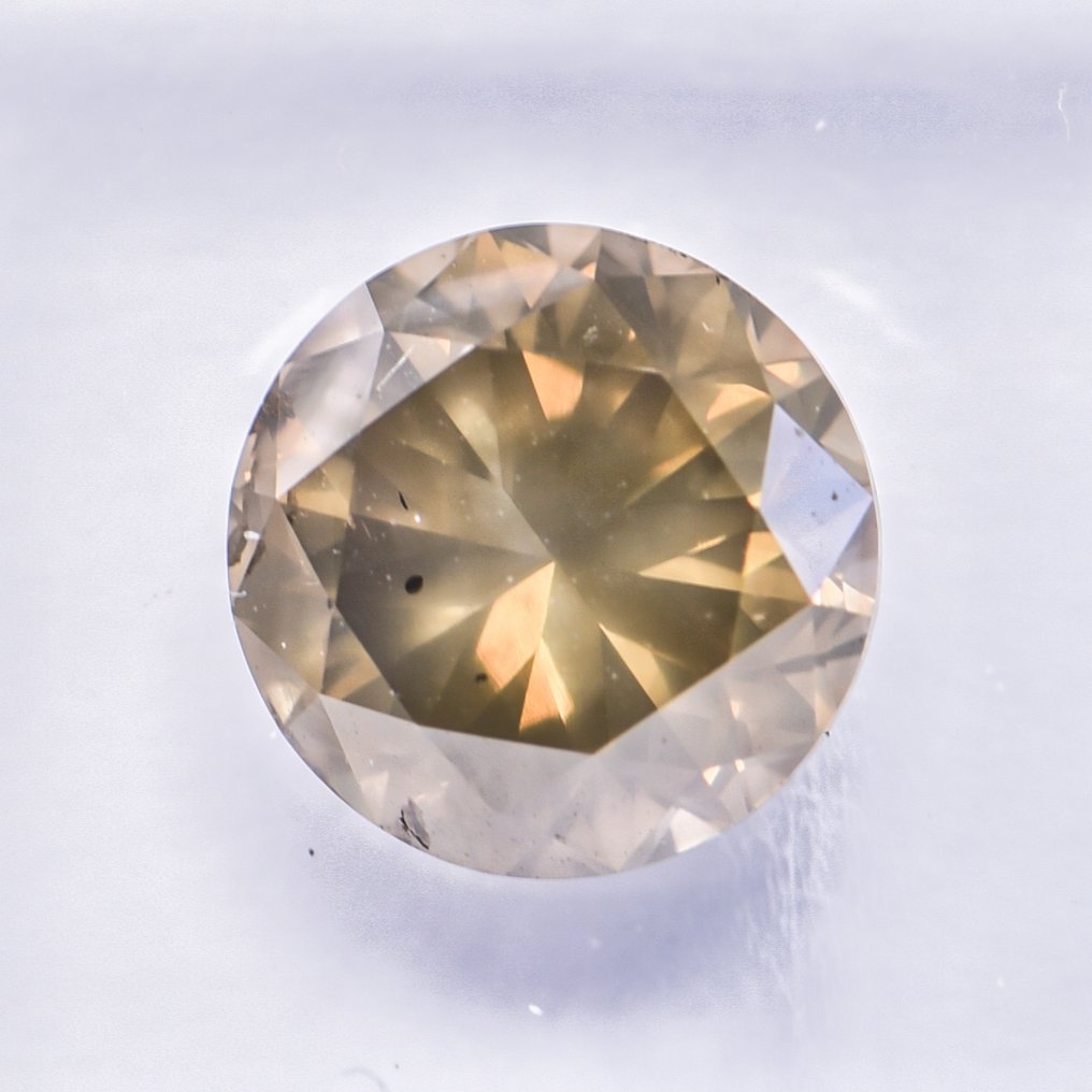 Sans prix de réserve - 1 pcs Diamant (Couleur naturelle) - 2.02 ct - Rond - Fancy Brunâtre, Verdâtre Jaune - I1 - International Gemological Institute (IGI) - VG #1.0