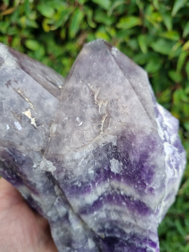 Niesamowity fioletowy chevron ametyst XXL z punktem dymnego kwarcu - Wysokość: 215 mm - Szerokość: 140 mm- 1608 g #1.0