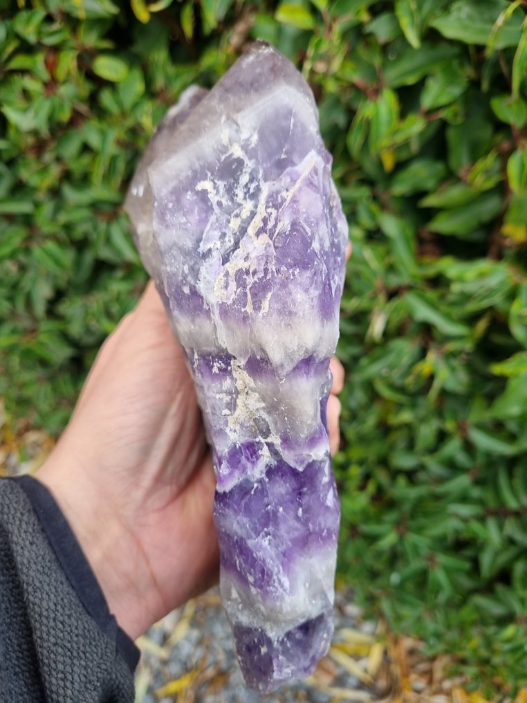 Niesamowity fioletowy chevron ametyst XXL z punktem dymnego kwarcu - Wysokość: 215 mm - Szerokość: 140 mm- 1608 g #4.3