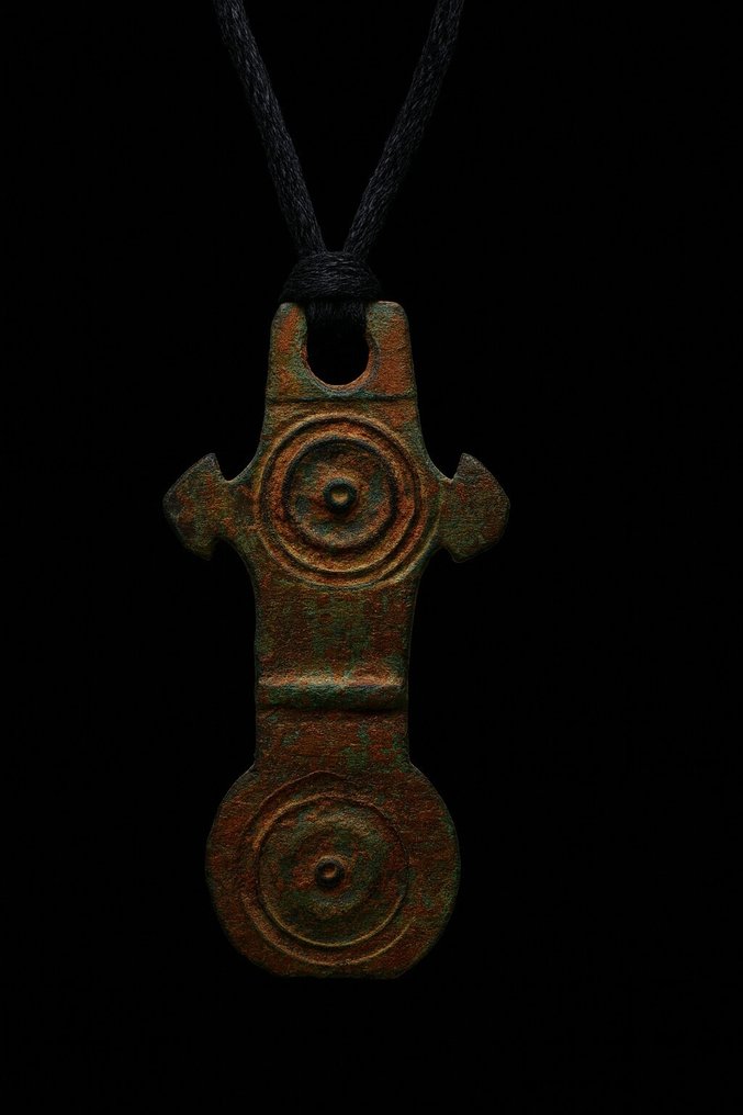 Εποχή των Βίκινγκς Μπρούντζος Μενταγιόν 'Φτερά Κοράκι', σύμβολο των μυθικών πουλιών του Οντίν. (χωρίς τιμή ασφαλείας) #1.0