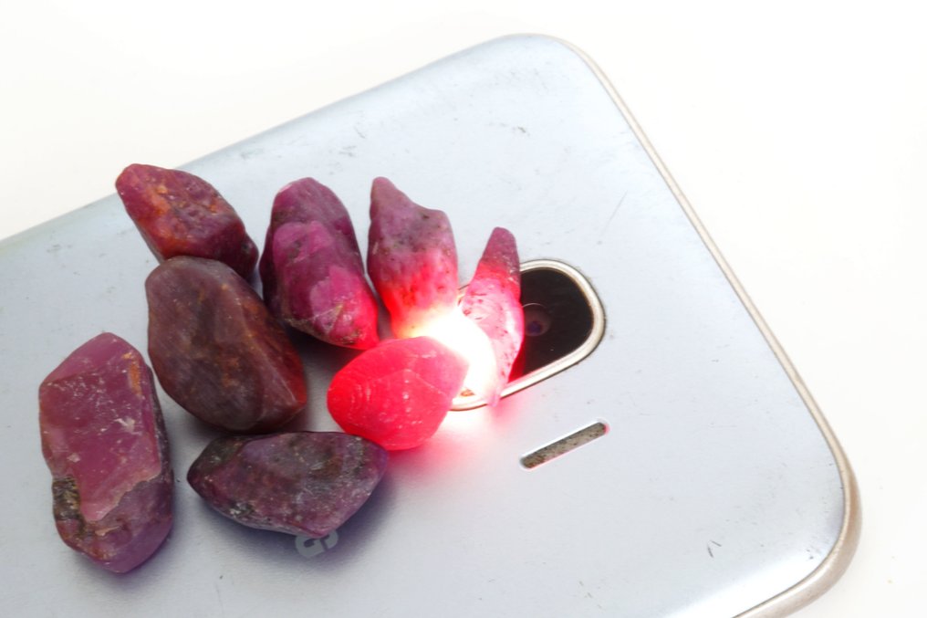 Ruby 125 carats of raw, untreated ruby crystals.- 25.08 g - (8) #1.0