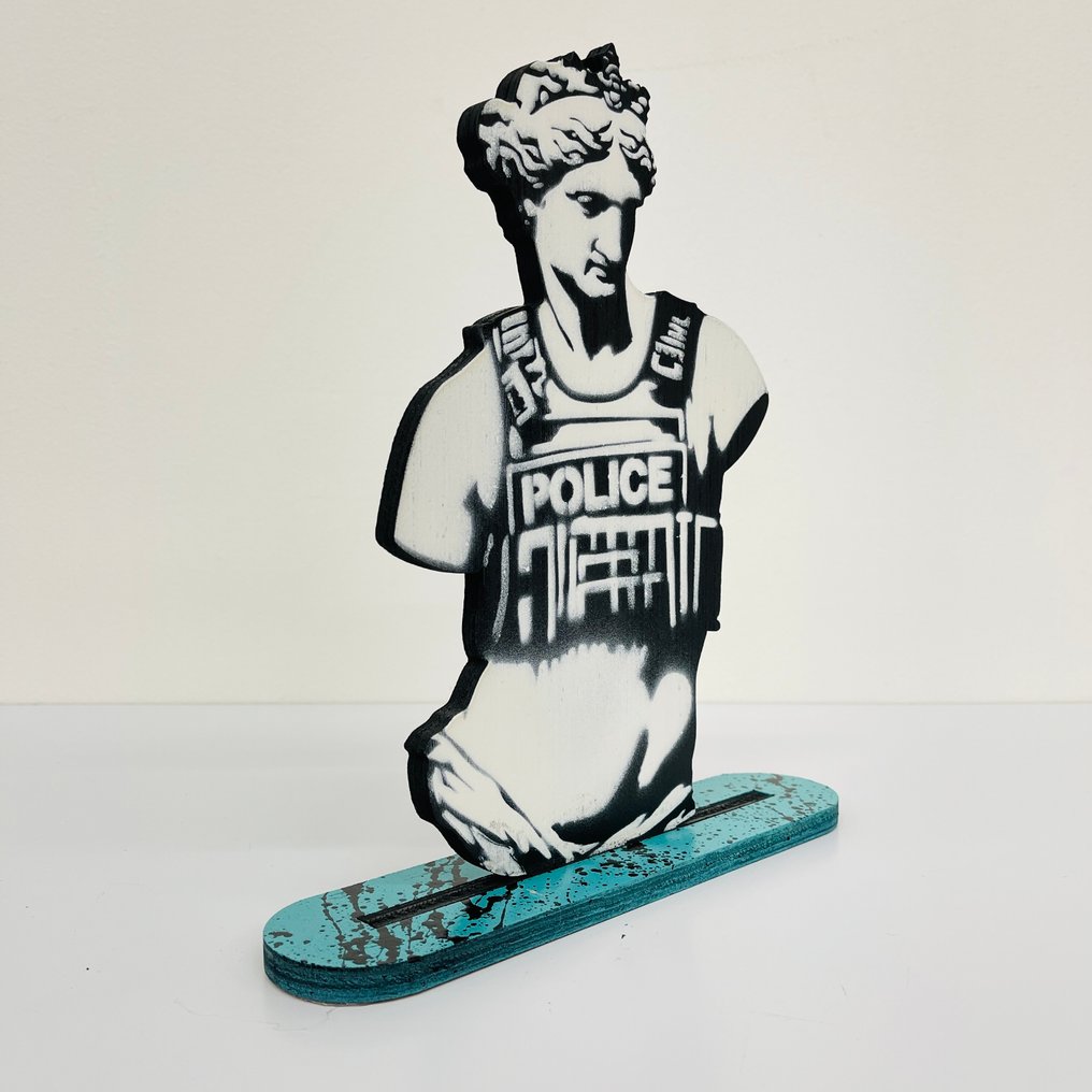 Sinao - Wood Sculpture - Venus in Armor #1.0