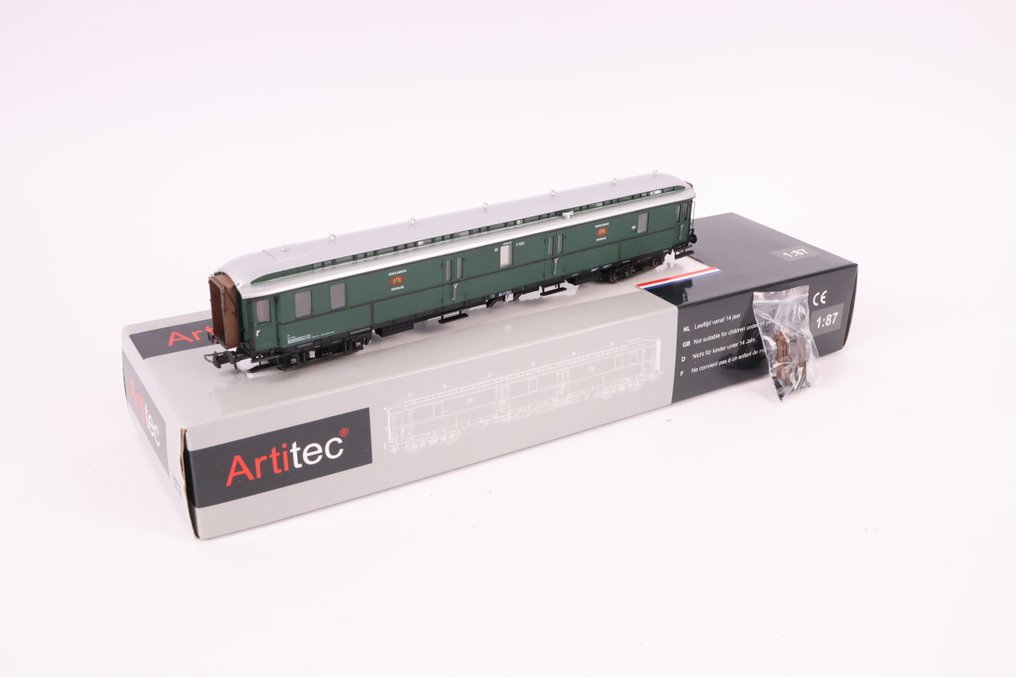 Artitec H0 - 20.295.02 - Wagon de passagers pour trains miniatures (1) - Postwagen P 7021 vert, toit argent, IIa-b - NS #1.0