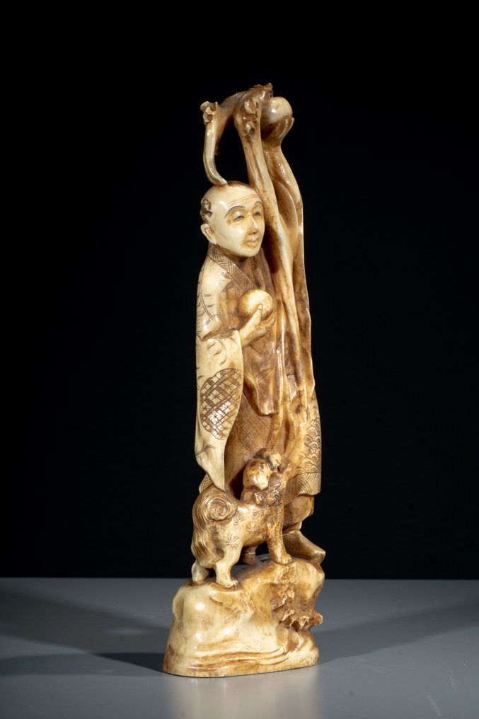 Avorio marino - Signed - Un okimono din fildeș marin reprezentând un Rakan în picioare cu shishi. - Perioada Meiji (secolul al XIX-lea) #2.1