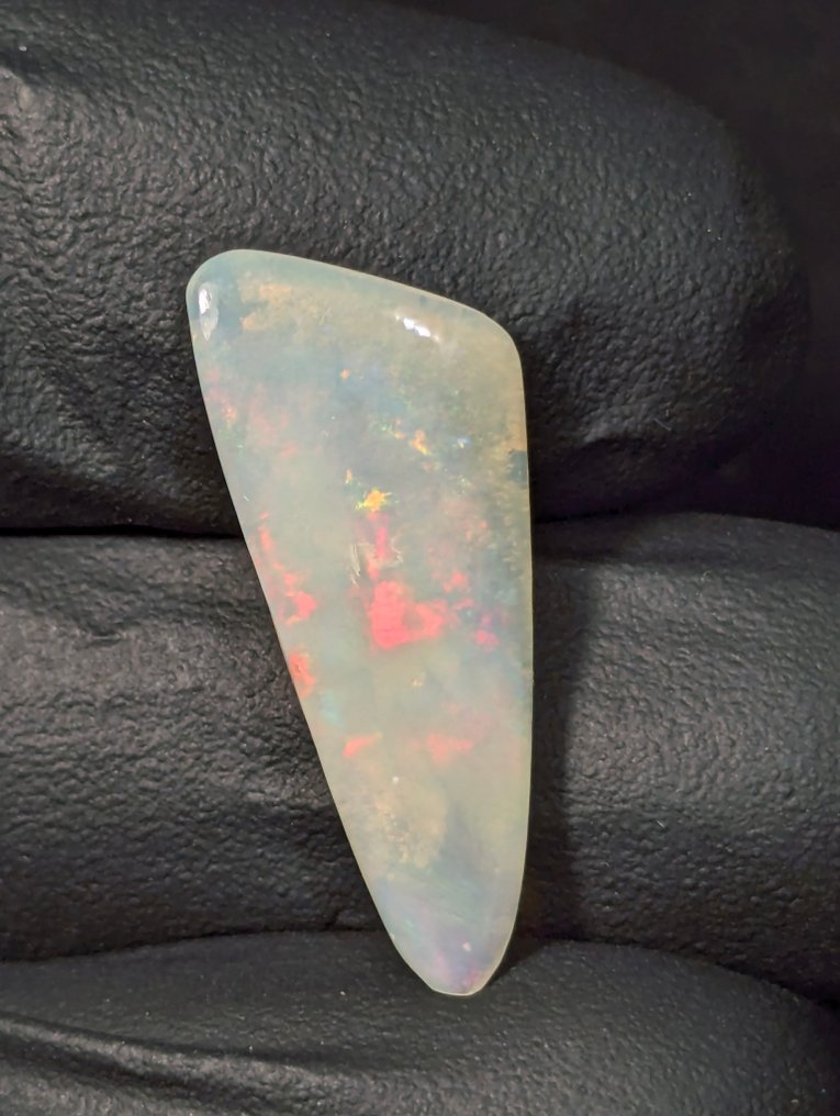 5.2 ct - Big Natural Precious Coober Pedy Opal, with play of color, from Australia. Cabochon - Height: 26 mm - Width: 11 mm- 1.04 g - (1) #4.3