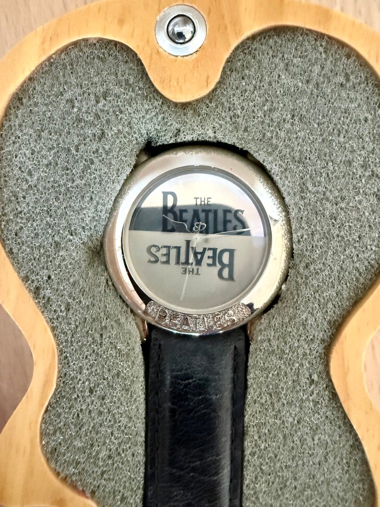 甲壳虫乐队 - 手表 – Apple Corps 复古收藏品,配有木制吉他展示 - 1993 #2.1