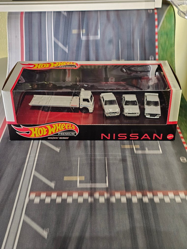 Hot Wheels, Mattel 1:64 - Coche a escala  (4) - Hot Wheels Premium - Set de 4 piezas (3 autos + 1 transportador) Nissan Skyline JDM #1.0