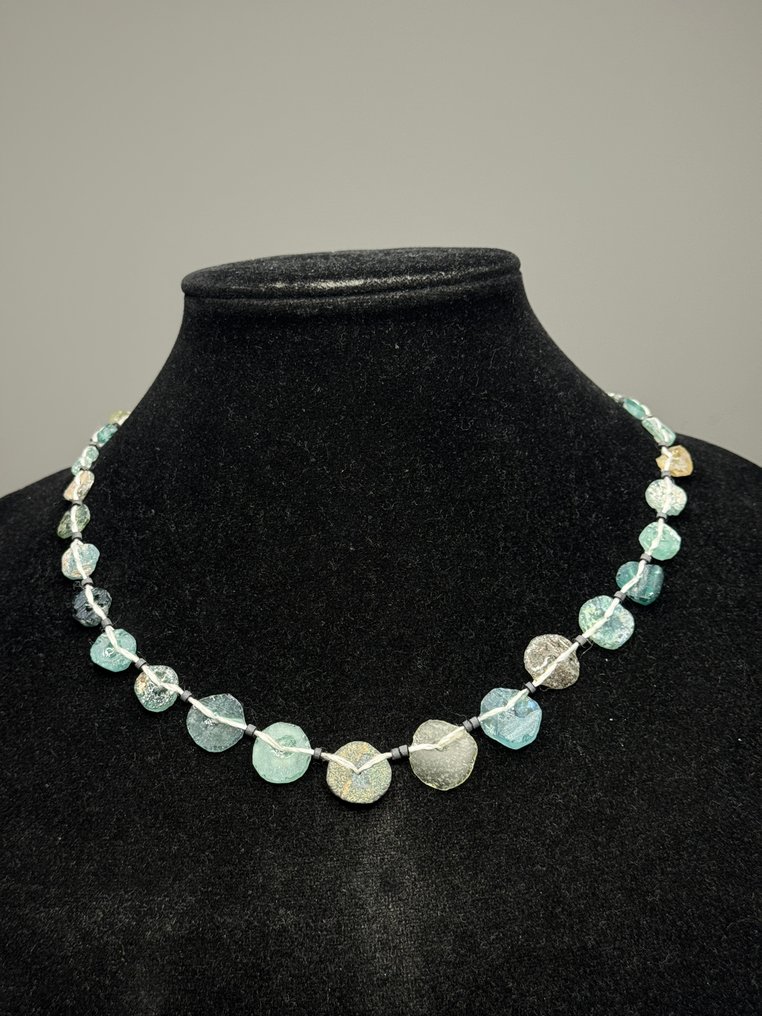 Αρχαία Ρωμαϊκή Αρχαία ρωμαϊκά γυαλιά και πέτρες και άλλα κολιέ με χάντρες σε θήκη καρδιάς με χρωμιωμένη επιφάνεια,  (χωρίς τιμή ασφαλείας) #1.0