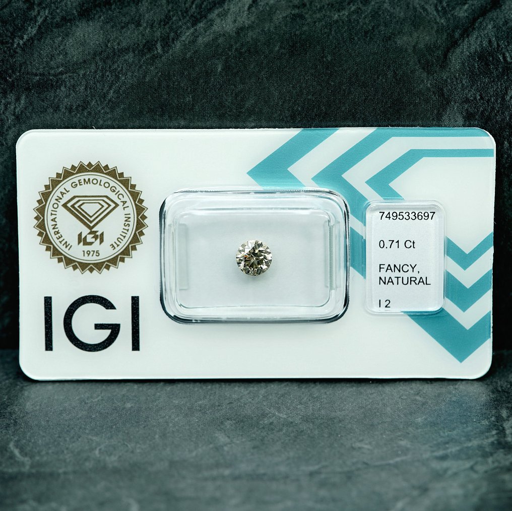 没有保留价 - 1 pcs 钻石  (天然色彩的)  - 0.71 ct - 圆形 - Fancy light 稍帶棕色的 黄色 - I2 内含二级 - 国际宝石研究院（IGI） #1.0