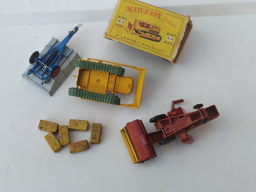 A Moko Lesney Product "Matchbox" Major Pack & King Size Serie 1:64 - Model car (15) - Moko Major Pack Original First Issue "MASSEY-FERGUSON 180 Special" Combine Harvester no.M5 - 1958 & First Original King Size Series 'D9 CATERPILLAR' Bulldozer No. K3 & 'WHITLOCK' Farm Trailer #3.2
