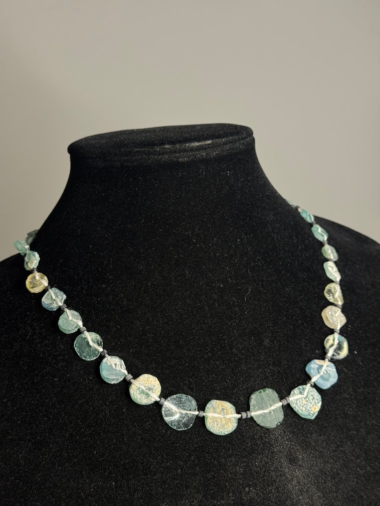 Αρχαία Ρωμαϊκή Αρχαία ρωμαϊκά γυαλιά και πέτρες και άλλα κολιέ με χάντρες σε θήκη καρδιάς με χρωμιωμένη επιφάνεια,  (χωρίς τιμή ασφαλείας) #1.0