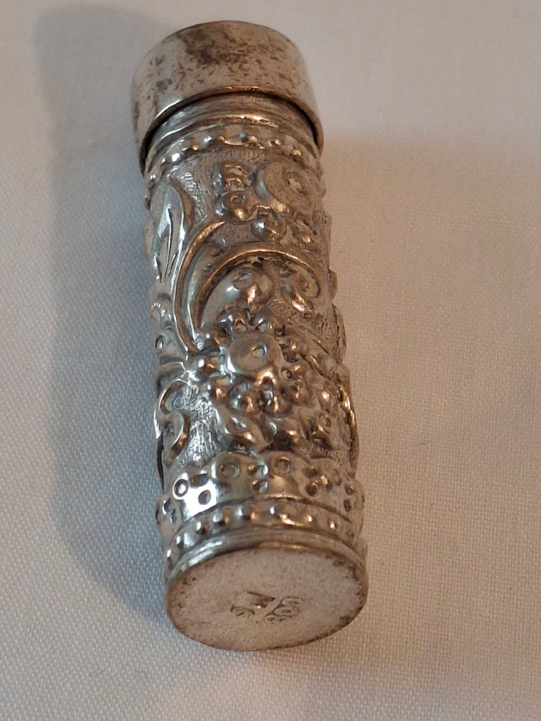 针盒 (5) - 四个古董银针盒，荷兰银标准，及一个较小的盒子，标记为800。 - .833 银 - 银色的针筒盒 #4.3