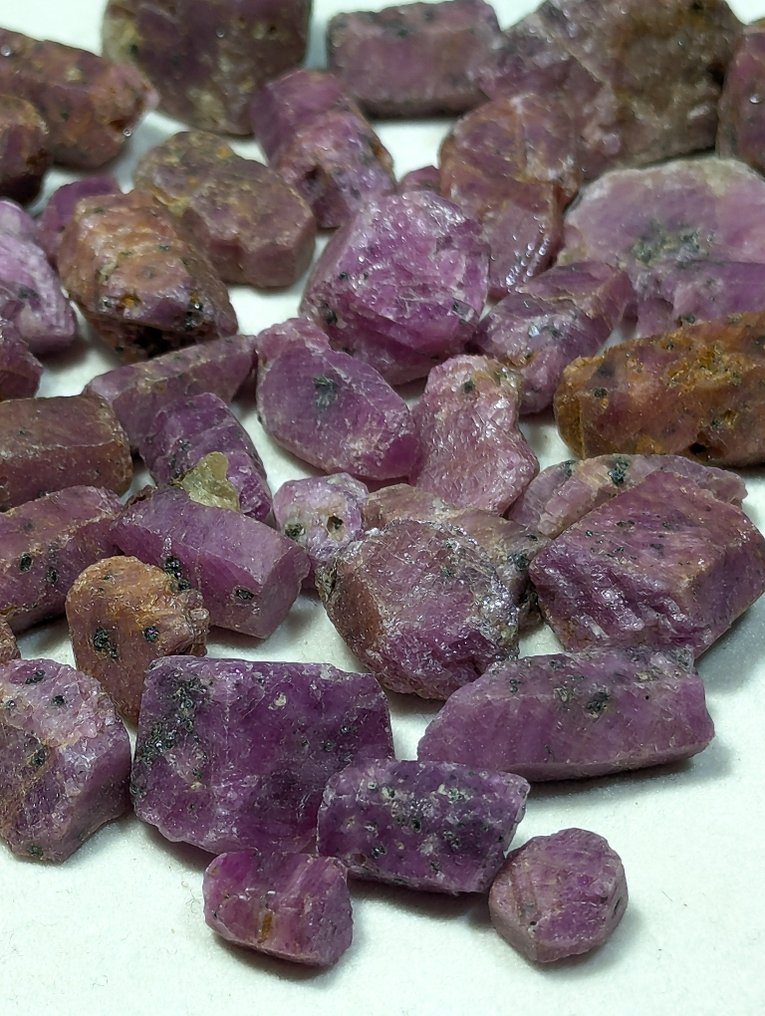 700 καρατίων - Όμορφη συλλογή κορουνδούμ με παραλλαγή Ruby, ακατέργαστο από τη Βραζιλία, φυσικό Τραχύς - Ύψος: 25 mm - Πλάτος: 8 mm- 140 g - (40) #1.0