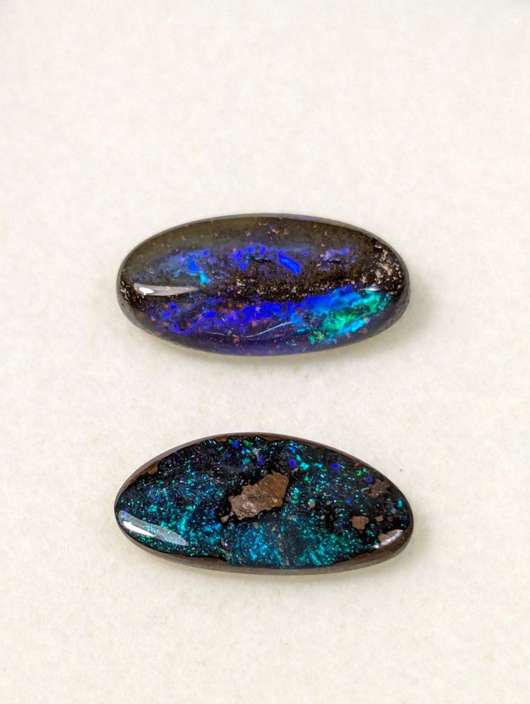 2,92 ct - 2 Opali preziosi Boulder naturali dal Queensland, con gioco di colore intenso. Lucidato - Altezza: 11 mm - Larghezza: 5 mm- 0.58 g - (2) #1.0