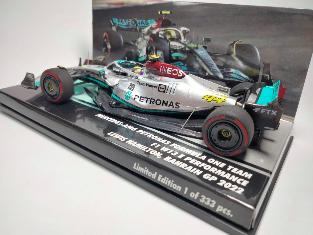 Minichamps 1:43 - Modelracerbil - Mercedes-AMG F1 W13 E Performance #44 - Lewis Hamilton (2022) - Begrænset udgave: 1 af 333 stk. #1.0