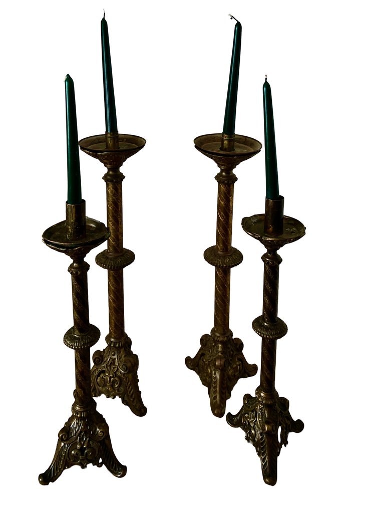 Candeliere (4) - Bronzo, Due coppie di candelieri metà 800 arte sacra in stile gotico in bronzo di misure diverse, due alti e - Due Coppia di candelieri #1.0