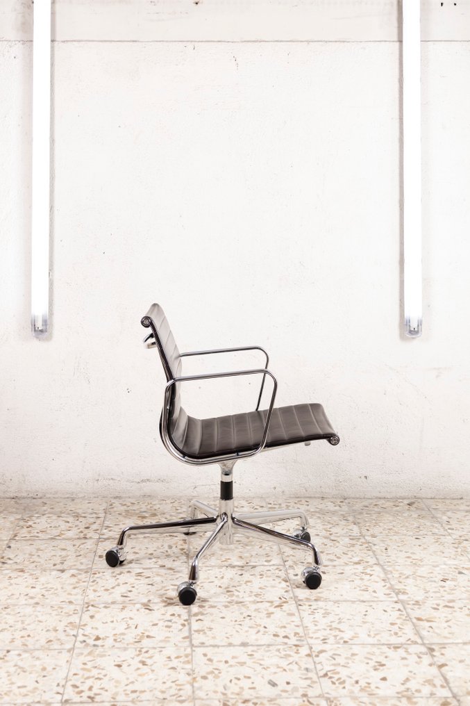 Vitra - Charles Eames, Ray Eames - Cadeira de escritório - Pele, Alumínio - EA #2.1