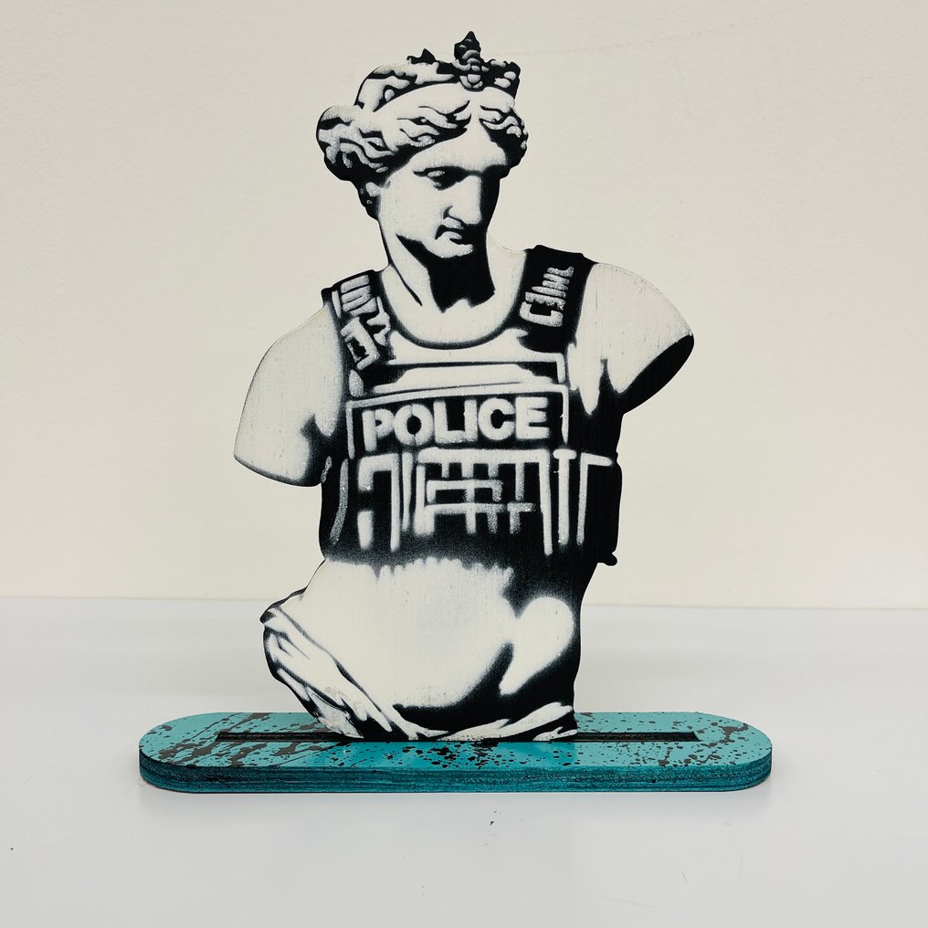 Sinao - Wood Sculpture - Venus in Armor #1.0