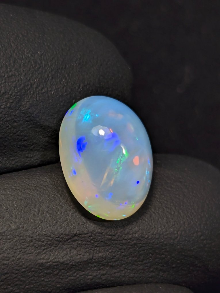 4.99 ct - Beautiful Natural Precious Welo Opal, with play of color. Cabochon - Height: 13.5 mm - Width: 10 mm- 1 g - (1) #4.3