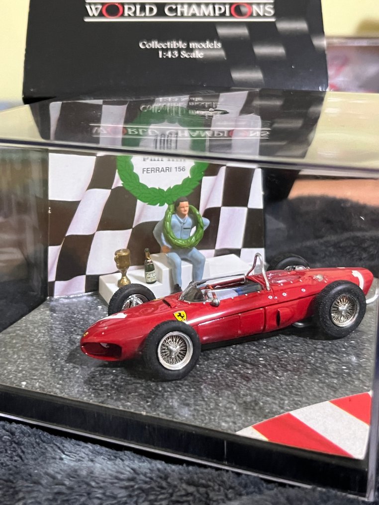 Quartzo 1:43 - Voiture miniature - Ferrari Dino 156 F1 Phil Hill 1961 - Icon Pilot édition limitée #3.2