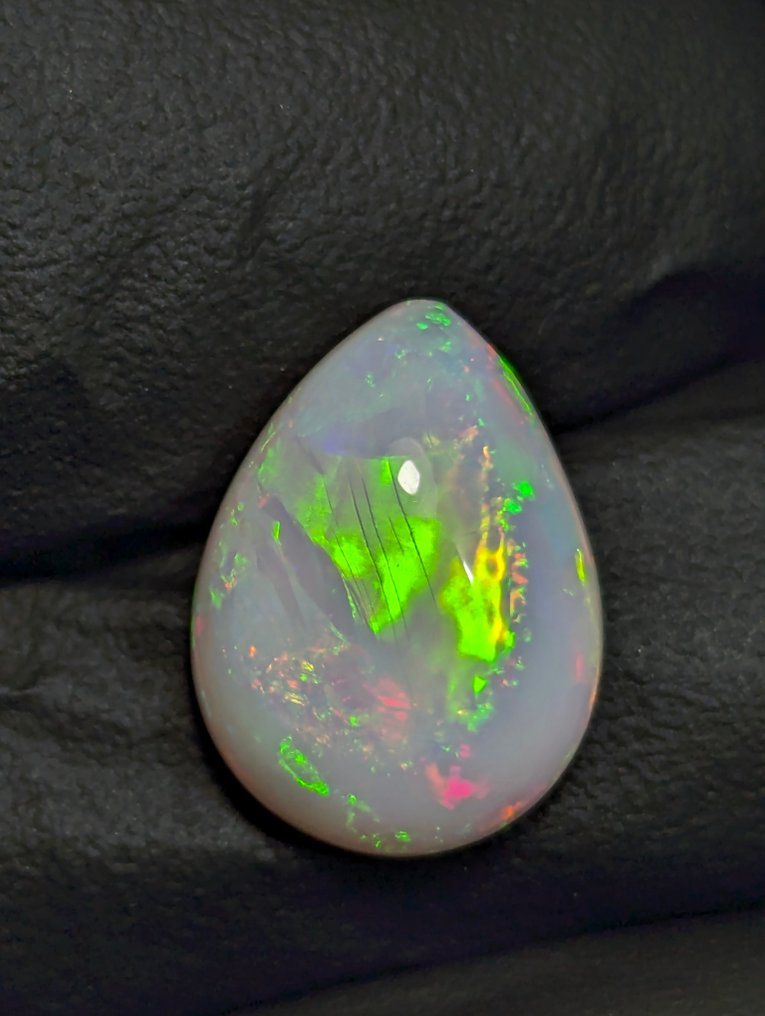 4,84 ct - Bellissimo opale di Welo naturale e prezioso, con un intenso gioco di colori. Cabochon - Altezza: 14 mm - Larghezza: 10 mm- 0.97 g - (1) #4.3