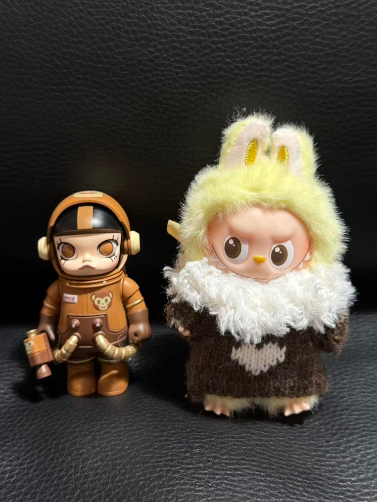 Pop Mart  - Lekefigur Pop Mart Labubu The Monsters Pin for Love Series/ Mega Space Molly #1.0