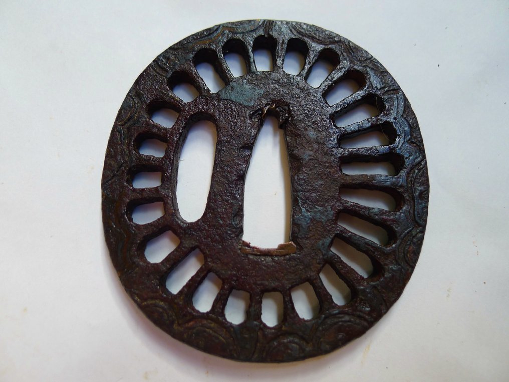美丽的菊花纺锤形镂空刀护 - 日本 - 江戶時代（1600-1868） #1.0