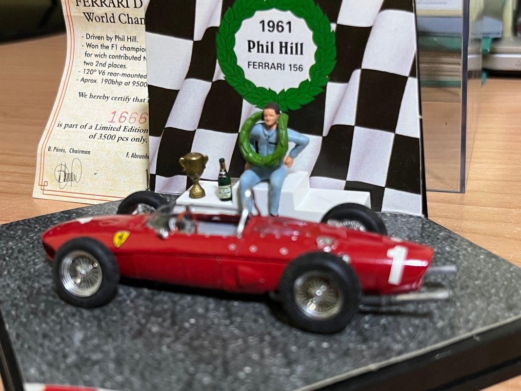Quartzo 1:43 - Voiture miniature - Ferrari Dino 156 F1 Phil Hill 1961 - Icon Pilot édition limitée #1.0