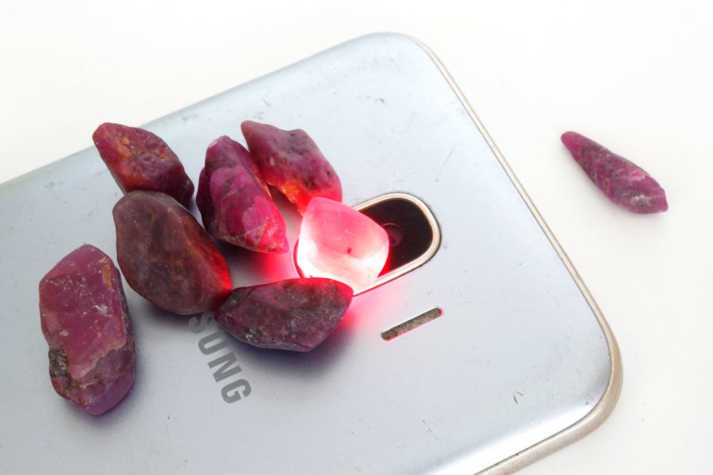 Ruby 125 carats of raw, untreated ruby crystals.- 25.08 g - (8) #2.1