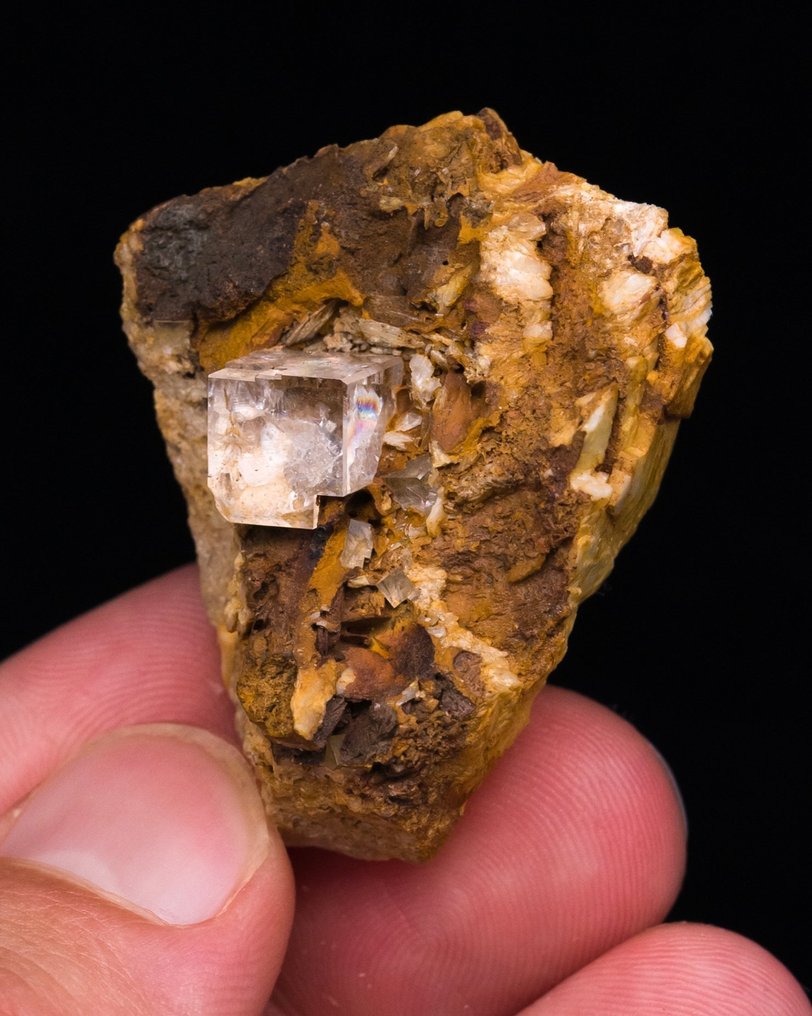 无色的萤石 在方解石覆盖的基质上 - 高度: 4 cm - 宽度: 3.2 cm- 27 g - (1) #1.0