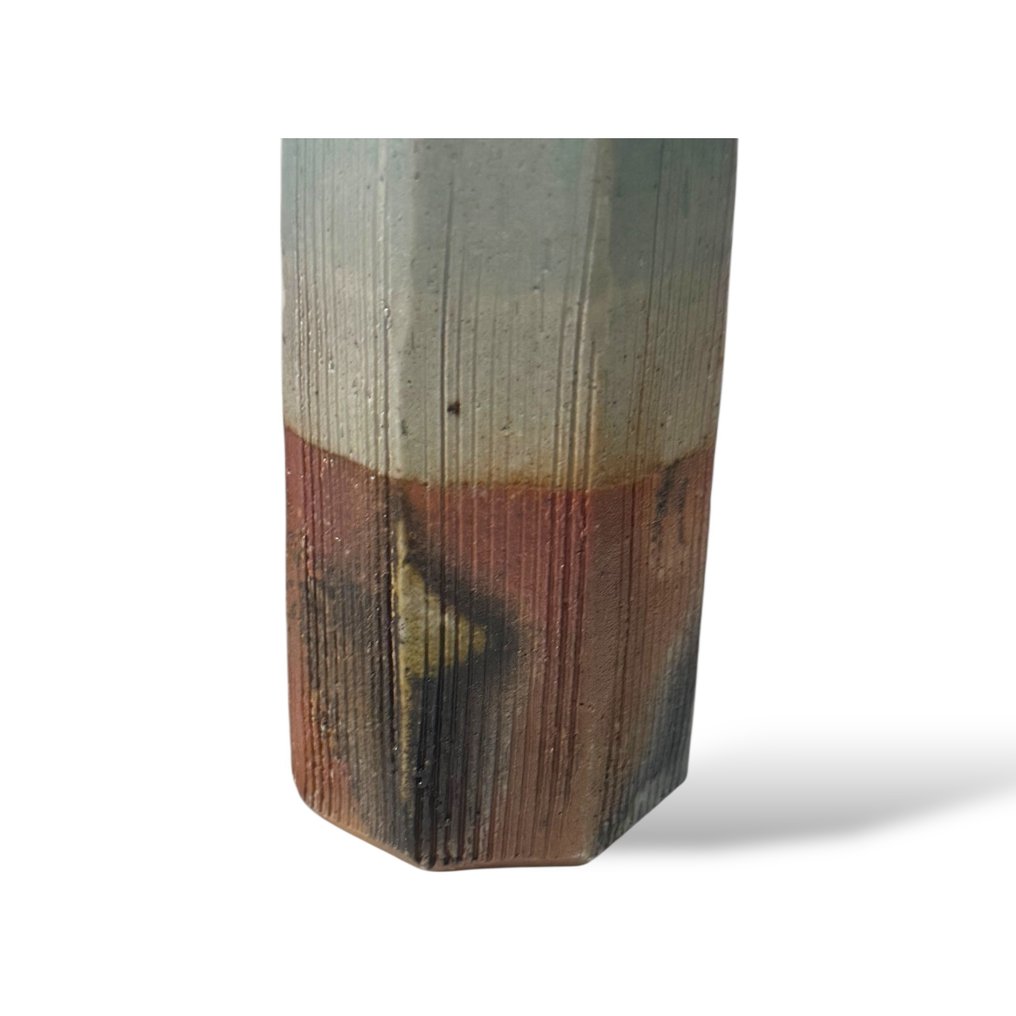 Masami Kobayashi – Vaso de garrafa octogonal entalhado com celadon, argila natural e gradiente - Porcelana - Masami Kobayashi - Japão - Período Shōwa (1926-1989) #4.3