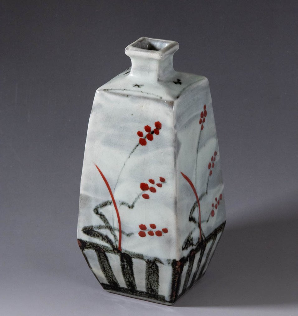 方形美浓烧花瓶，配铁刷工艺和红色釉上装饰 - 陶瓷 - Kenji Kato  / 加藤賢司 (1933 - ) - 日本 - 昭和年代(1926-1989) #1.0