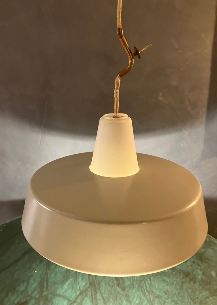 Louis Poulsen - Unknown - Ceiling lamp - "Midtvejspendlen" type 16580 - Opaline glass - Very rare Louis Poulsen #1.0