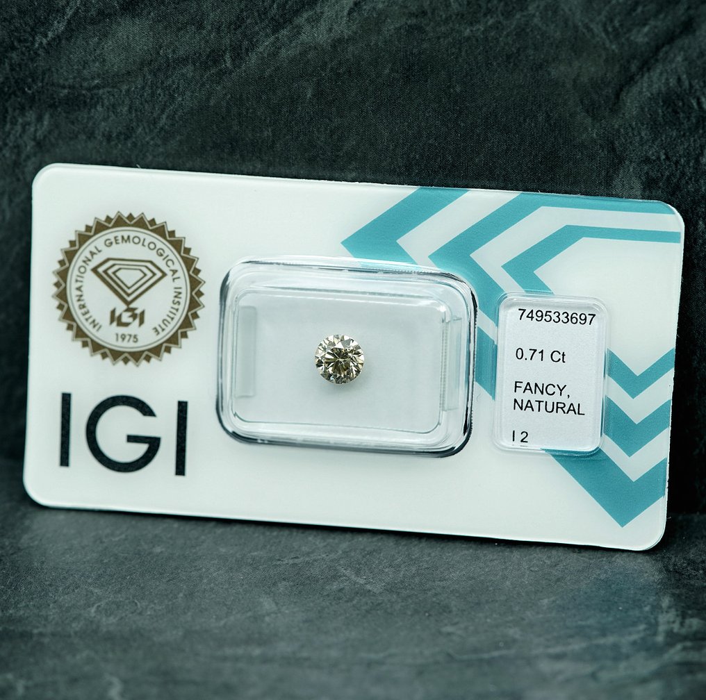 没有保留价 - 1 pcs 钻石  (天然色彩的)  - 0.71 ct - 圆形 - Fancy light 稍帶棕色的 黄色 - I2 内含二级 - 国际宝石研究院（IGI） #2.1