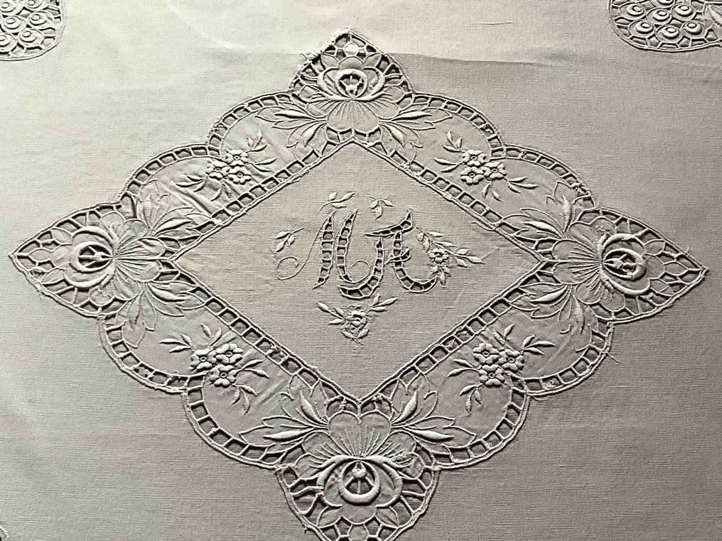 Esta é uma fronha rara do final do século XIX em linho, com as iniciais M.A. - Têxtil - 76 cm - 80 cm #3.2