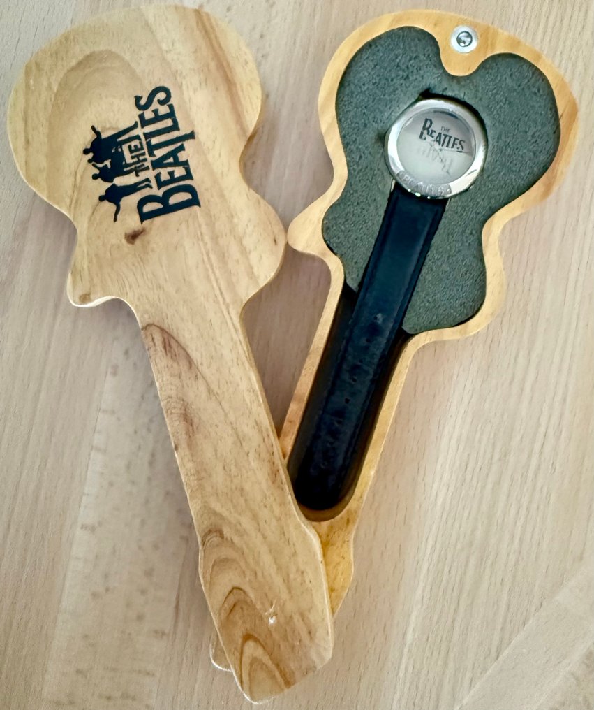 甲壳虫乐队 - 手表 – Apple Corps 复古收藏品,配有木制吉他展示 - 1993 #1.0