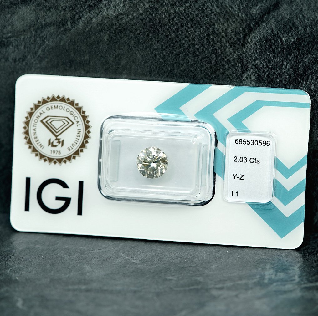 1 pcs Diamant  (Colorat natural)  - 2.03 ct - Rotund - Light Cenușiu Galben - I1 - IGI (Institutul gemologic internațional) #1.0