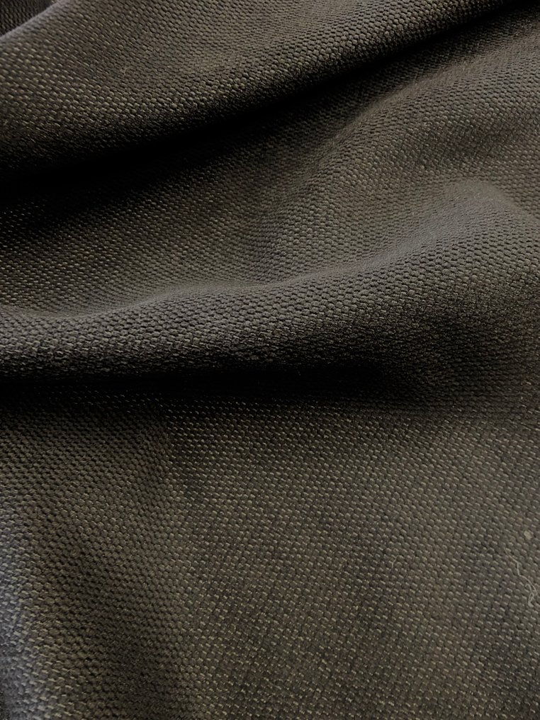 Prestisjefylt stoff som er solid, men utrolig mykt, i dyp svart. - Polstringsstoff  - 400 cm - 140 cm #4.3