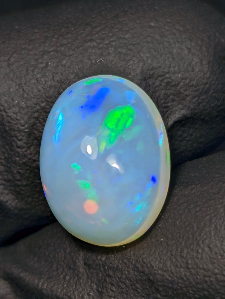 4.99 ct - Beautiful Natural Precious Welo Opal, with play of color. Cabochon - Height: 13.5 mm - Width: 10 mm- 1 g - (1) #3.2
