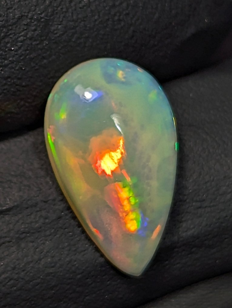 2,65 ct - Όμορφος φυσικός πολύτιμος λίθος Welo Opal, με έντονο παιχνίδι χρωμάτων. Καμπουσόν - Ύψος: 15 mm - Πλάτος: 9 mm- 0.53 g - (1) #3.2