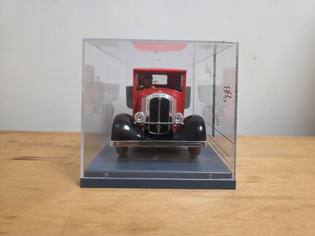 1:24 - Model car - Voiture Tintin 1:24 - N°49 - Le Camion Rouge - Tintin #1.0
