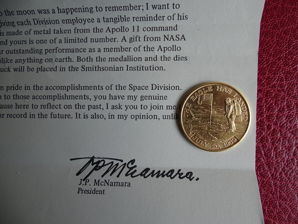 Medaillion Apollo 11 - metal taken from the Apollo XI command and lunar modules - 1960-1970 #1.0