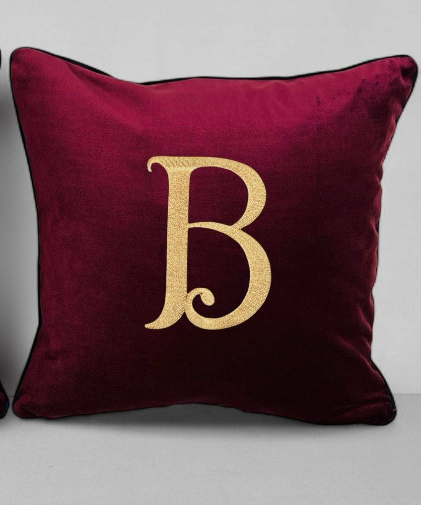 Choose your Letter- New cushion with embroidered "Monogram Letter" on velvet Ett projekt för att anpassa - Kudde #4.3