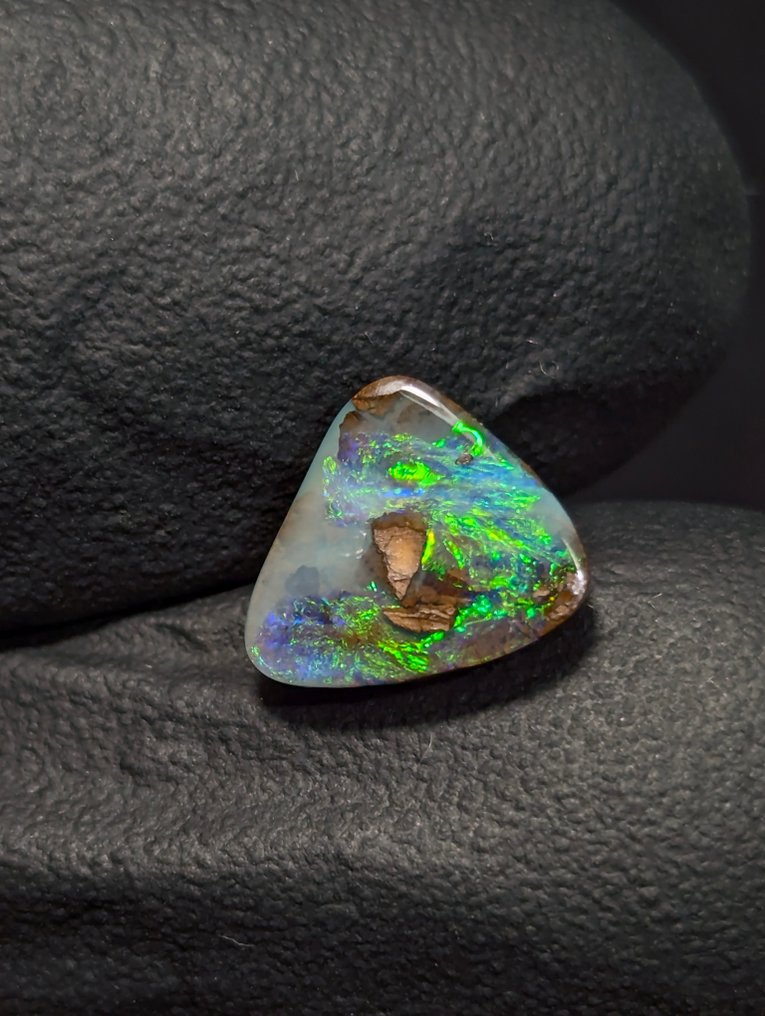 1,64 ct - Opale prezioso naturale Boulder da Queensland, con intenso gioco di colore. Lucidato - Altezza: 8 mm - Larghezza: 7 mm- 0.33 g - (1) #2.1