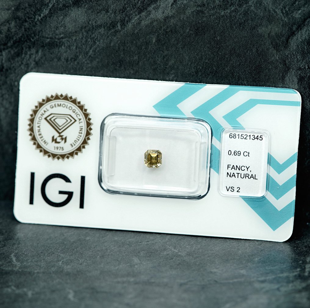 1 pcs Διαμάντι  (Φυσικού χρώματος)  - 0.69 ct - Τετράγωνο - Fancy light Γκριζωπό Κίτρινο - VS2 - International Gemological Institute (IGI) #3.2
