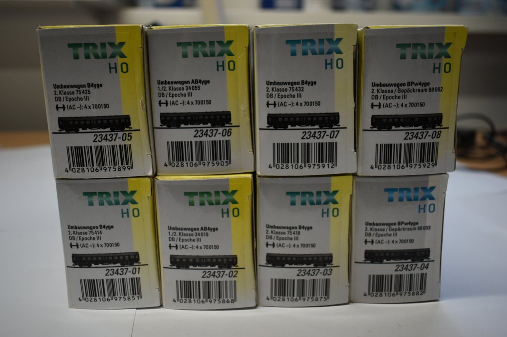 Trix H0 - 23437 - Modeltog passagervogn sæt (1) - Sæt af otte 'Umbauwagen' - DB #1.0