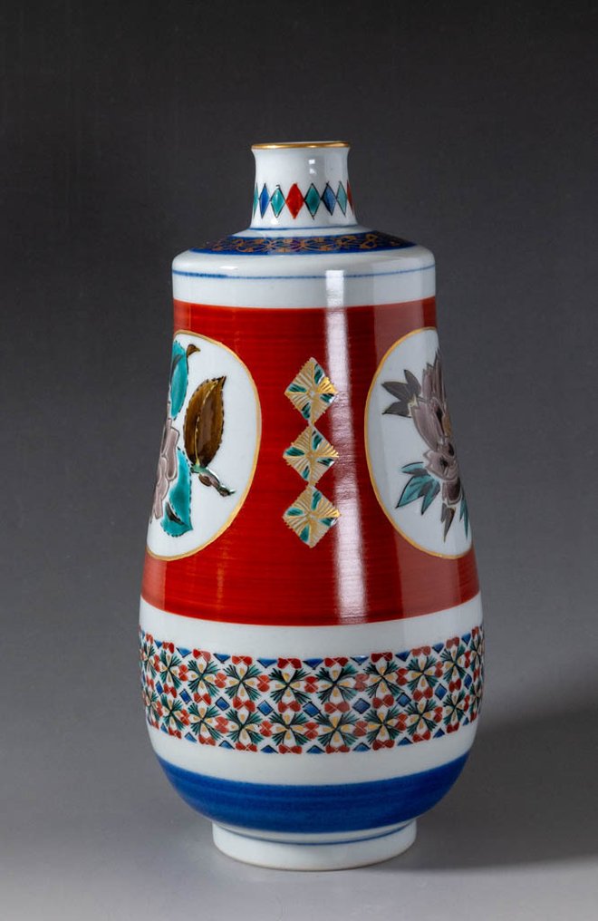 Κόκκινο και χρυσοτυπωμένο βάζο με επίστρωση πάνω από το γυαλί και ευοίωνο μοτίβο λουλουδιών «Zuika». - Πορσελάνη - Seiko Kitade / 北出星光 (1926 – ) - Ιαπωνία - Shōwa period (1926-1989) #4.3